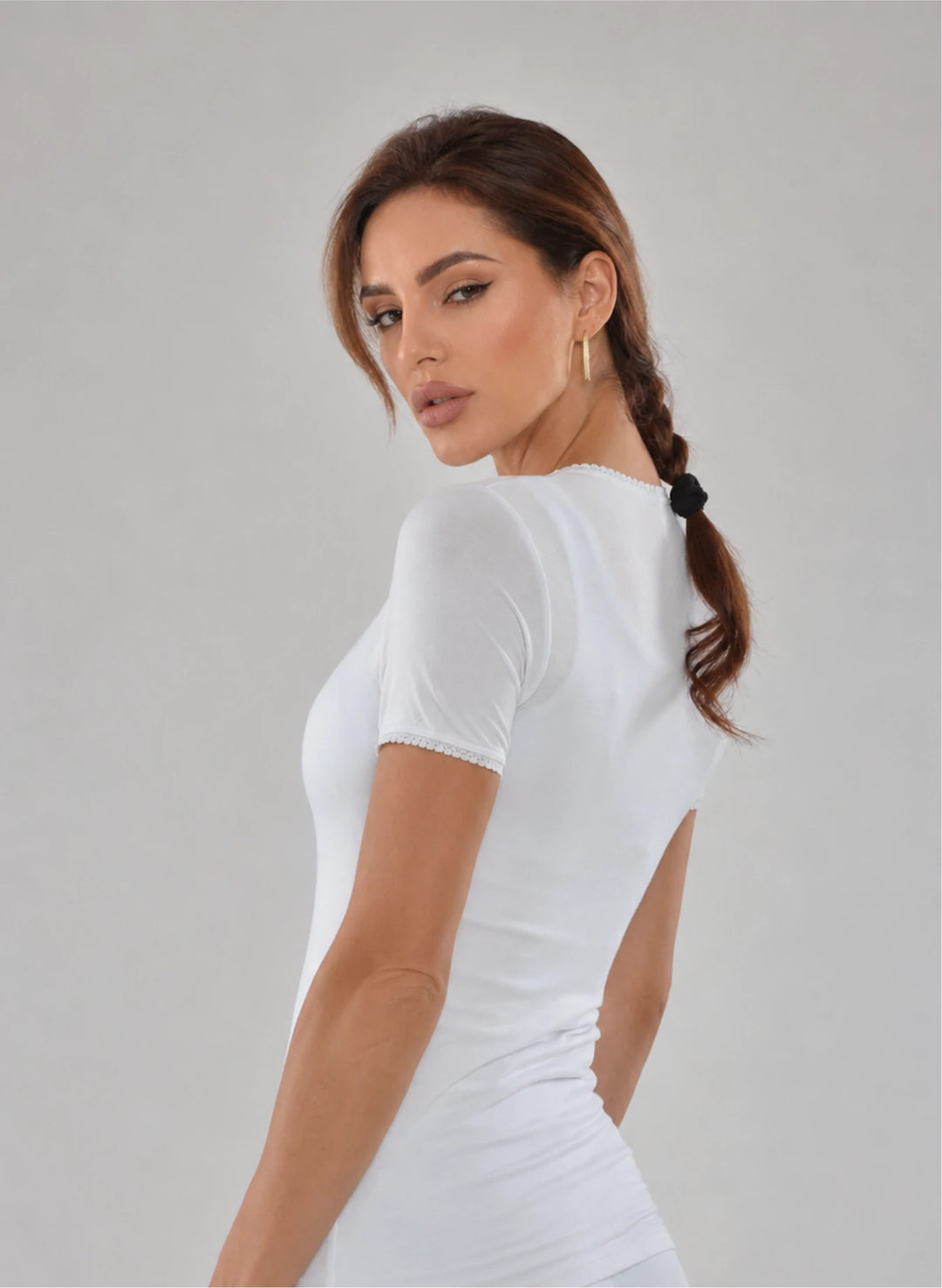 T-shirt manches courtes col v avec dentelle